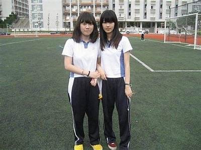 热门深圳校服时尚女性视频展示：潮流与青春的完美结合