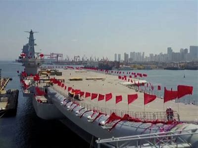 国产航母试航精彩瞬间视频：海上巨兽展现强大实力！